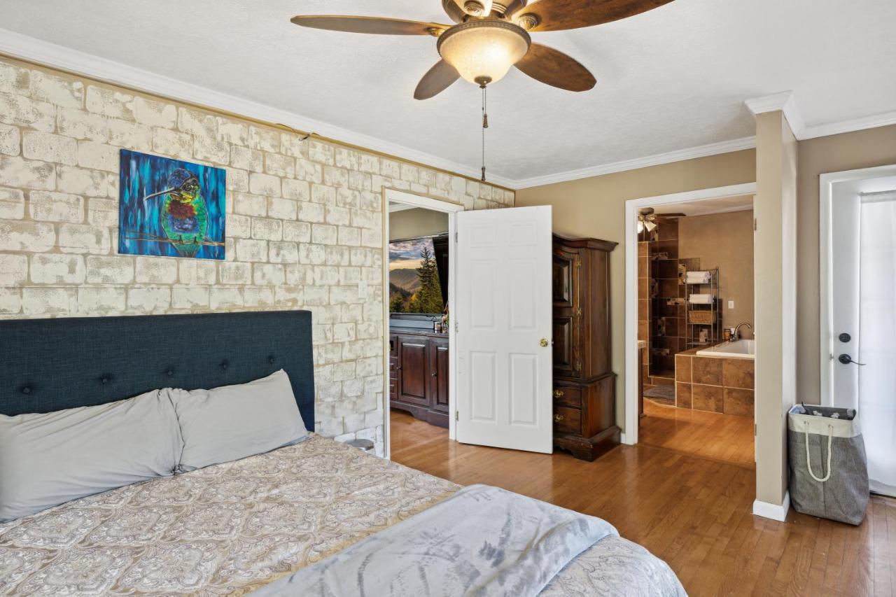 Mid-Century Vintage Brick Ranch Upstairs Guesthouse Sevierville Eksteriør billede