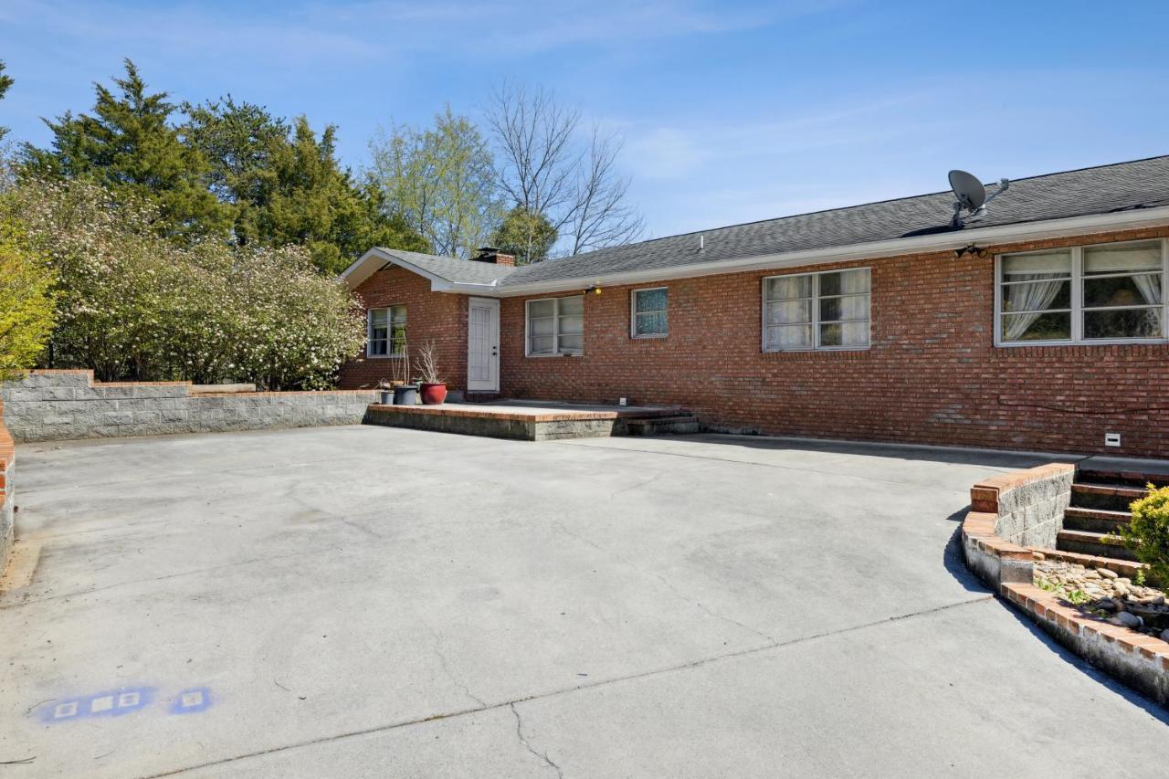 Mid-Century Vintage Brick Ranch Upstairs Guesthouse Sevierville Eksteriør billede