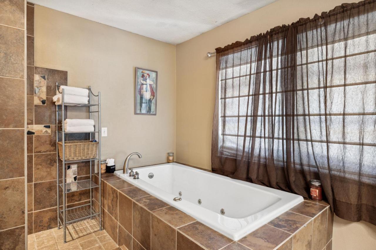 Mid-Century Vintage Brick Ranch Upstairs Guesthouse Sevierville Eksteriør billede